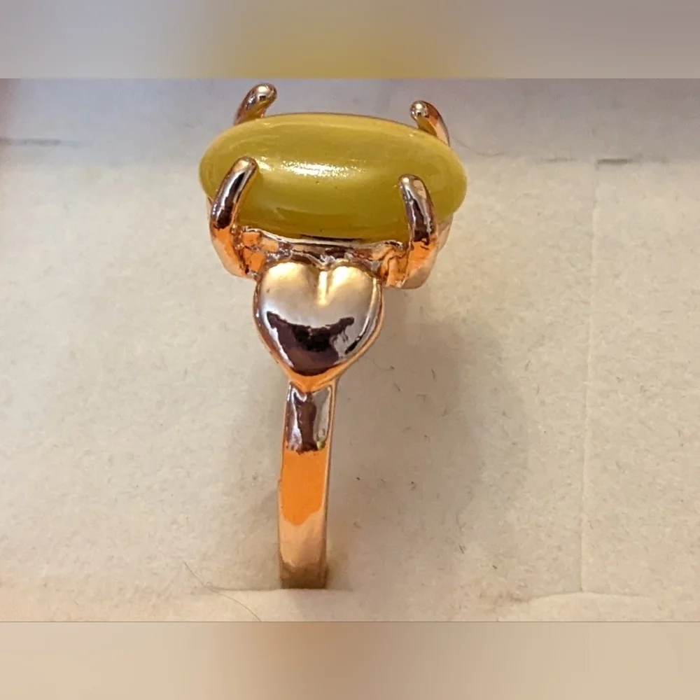 New yellow colored cat's eye style gold tone ring, T1B8B